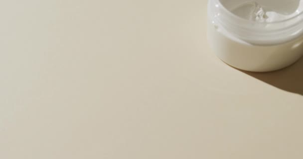 Primer Plano Bañera Crema Con Espacio Copia Sobre Fondo Blanco — Vídeos de Stock