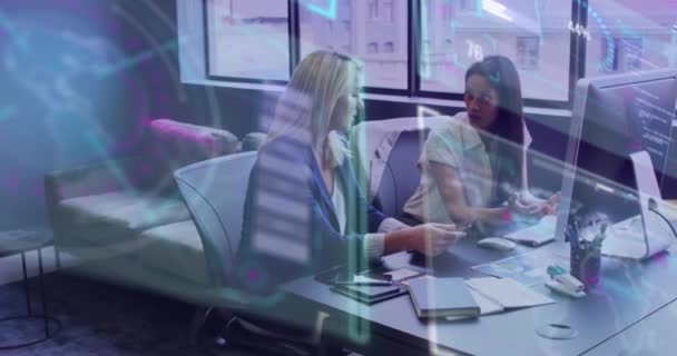 Ofiste Çalışan Çeşitli Kadınlarının Veri Işleme Animasyonları Küresel Finans Hesaplama — Stok video
