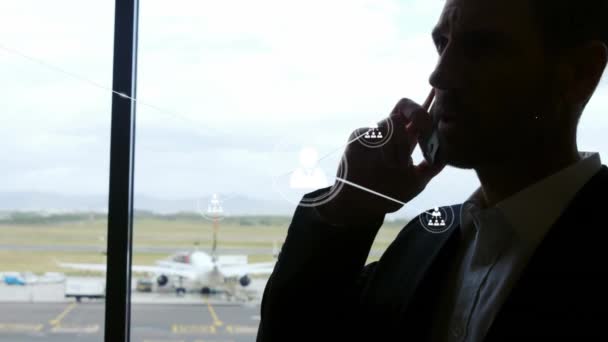 空港で電話で話すアジアのビジネスマンの上に接続された人々のアイコンのアニメーション デジタル複合体 複数の露出 ウィンドウ ビジネス旅行 ソーシャルメディアとテクノロジーの概念 — ストック動画