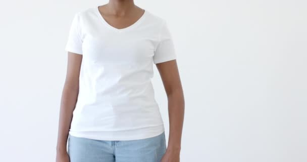 Środkowa Część Afrykańskiej Kobiety Białej Koszulce Miejscem Ksero Białym Tle — Wideo stockowe