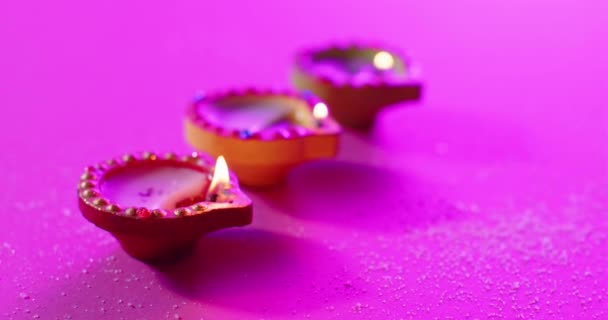Primo Piano Candele Colorate Che Celebrano Diwali Sfondo Viola Diwali — Video Stock
