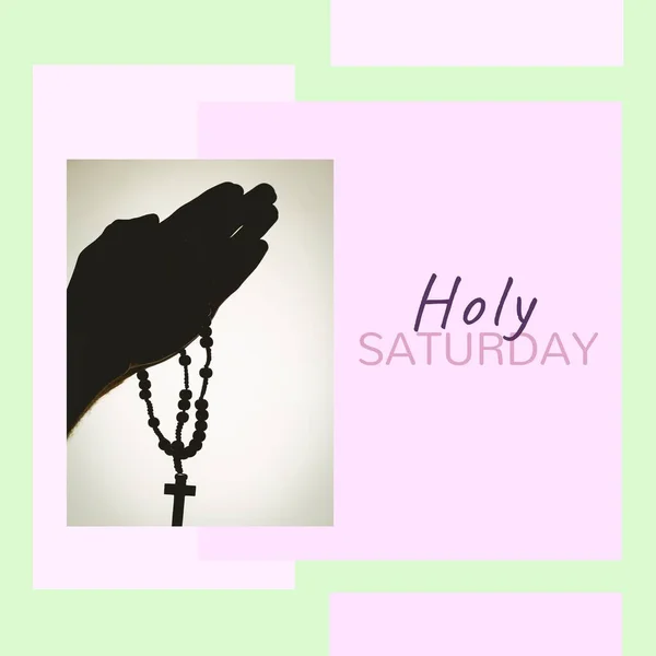 ロザリオと祈る手の上に神聖な土曜日のテキストのイメージ 神聖な土曜日とお祝いのコンセプトデジタル生成画像 — ストック写真