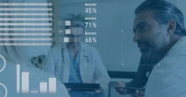 Çeşitli doktorların konuşmaları üzerine finansal veri işleme animasyonu. Küresel tıp, bilgisayar ve veri işleme kavramı dijital olarak oluşturulmuş video.