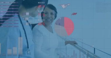 Asyalı kadın doktorların kadın hastalarla konuştuğu finansal veri işleme animasyonu. Küresel tıp, bilgisayar ve veri işleme kavramı dijital olarak oluşturulmuş video.