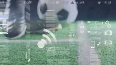 Futbol üzerinden ikonların ve veri işlemlerinin animasyonu. Küresel spor, yarışmalar, hesaplama ve veri işleme kavramı dijital olarak oluşturulmuş video.
