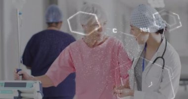 Animasyon DNA ipliği ve Asyalı kadın doktor ve kadın hasta üzerindeki veriler. Küresel tıp, sağlık, dijital arayüz, bilgisayar ve veri işleme kavramı dijital olarak oluşturulmuş video.