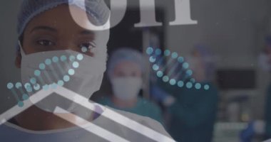 DNA iplikçiklerinin ve maskeli Afrika kökenli Amerikalı kadın cerrahın animasyonu. Küresel tıp, sağlık, dijital arayüz, bilgisayar ve veri işleme kavramı dijital olarak oluşturulmuş video.