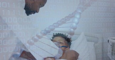 Erkek hasta ve Afrikalı Amerikalı erkek doktor üzerindeki DNA iplikçiklerinin ve verilerin animasyonu. Küresel tıp, sağlık, dijital arayüz, bilgisayar ve veri işleme kavramı dijital olarak oluşturulmuş video.