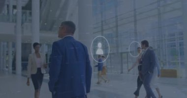 Ofiste çalışan çeşitli iş adamları üzerinde simge ve veri işleme animasyonları. Dijital arayüz, bulut hesaplama ve veri işleme kavramı dijital olarak oluşturuldu.