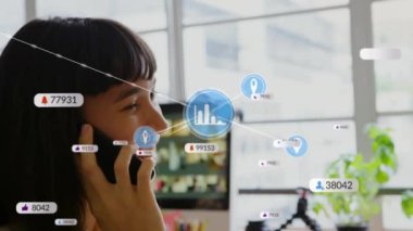 Sosyal medya simgelerinin animasyonu ve akıllı telefon kullanan beyaz kadın üzerindeki bağlantıları. Dijital olarak oluşturulmuş küresel sosyal medya, finans, hesaplama ve veri işleme kavramı.