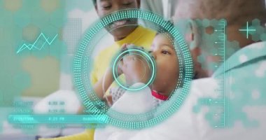 Afro-Amerikan erkek doktor ve erkek hasta arasındaki veri işleme animasyonu. Küresel tıp, sağlık, dijital arayüz, bilgisayar ve veri işleme kavramı dijital olarak oluşturulmuş video.
