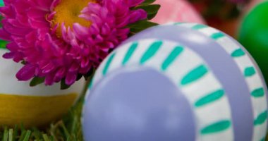 Paskalya ve baharda çiçeklerin animasyonu burada yazılı. Paskalya, gelenek ve kutlama konsepti dijital olarak oluşturuldu.