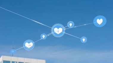 Mavi gökyüzüne karşı dijital simge ağının animasyonu. Küresel ağ ve iş teknolojisi kavramı