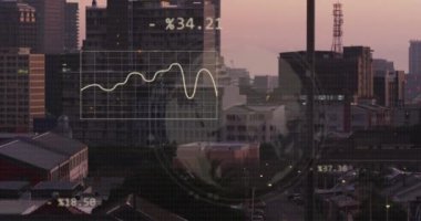 Şehirdeki finansal veri işleme animasyonu. Küresel iş, finans, hesaplama ve veri işleme kavramı dijital olarak oluşturulmuş video.