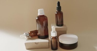 Cam şişeleri ve beyaz arka planda fotokopi alanı olan karton kutuları kapatın. Plastiksiz güzellik ve ekolojik ambalaj kavramı.