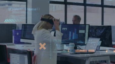 VR kulaklık kullanılarak beyaz iş kadını üzerinden finansal veri işleme animasyonu. Küresel iş, finans, hesaplama ve veri işleme kavramı dijital olarak oluşturulmuş video.