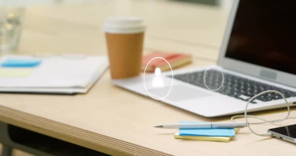 Ofisteki Elektronik Cihazlar Üzerinden Simgelerin Bağlantıların Veri Işlemenin Animasyonu Dijital — Stok video