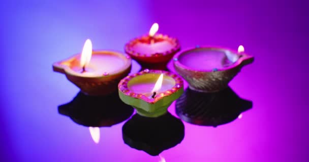 Primer Plano Quema Velas Colores Celebrando Diwali Sobre Fondo Púrpura — Vídeo de stock