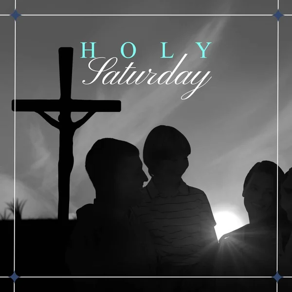 Imagem Santo Sábado Texto Sobre Família Caucasiana Feliz Abraçando Cruz — Fotografia de Stock