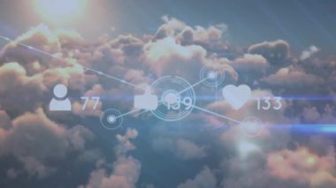 Bulutların üzerindeki sosyal medya simgeleriyle bağlantı ağının animasyonu. Dijital olarak oluşturulmuş küresel bağlantılar, iş, finans, bilgisayar ve veri işleme kavramı.