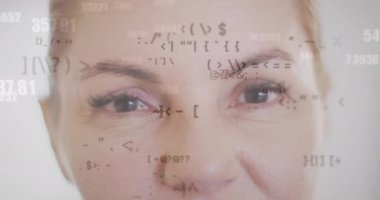 Kafkasyalı kadın doktorun hastanedeki tıbbi veri işleme animasyonu. Küresel tıp, sağlık, dijital arayüz, bilgisayar ve veri işleme kavramı dijital olarak oluşturulmuş video.