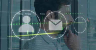 Beyaz iş adamının ofisinde çalışan simgelerin ve veri işlemlerinin animasyonu. Dijital arayüz, bulut hesaplama ve veri işleme kavramı dijital olarak oluşturuldu.