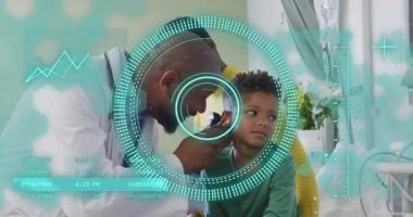 Afro-Amerikan erkek doktor ve erkek hasta arasındaki veri işleme animasyonu. Küresel tıp, sağlık, dijital arayüz, bilgisayar ve veri işleme kavramı dijital olarak oluşturulmuş video.