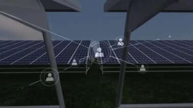 Güneş panelleri üzerindeki simgelerle bağlantı ağının animasyonu. Küresel güneş enerjisi, sürdürülebilirlik, iş, finans, hesaplama ve veri işleme kavramı dijital olarak oluşturulmuş video.