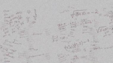 Matematiksel denklemlerin animasyonu ve beyaz arkaplan üzerinde veri işleme. Küresel bilim, iş, finans, hesaplama ve veri işleme kavramı dijital olarak oluşturulmuş video.