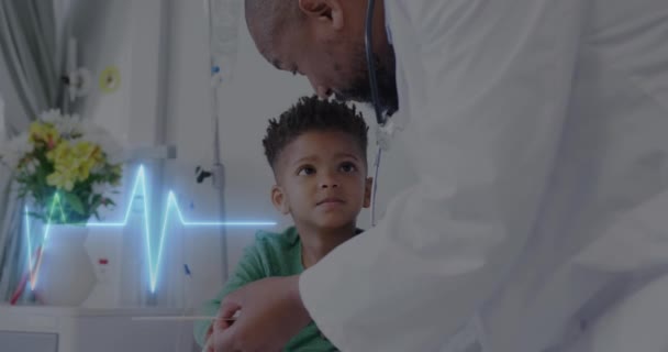 Animación Monitor Cardíaco Sobre Médico Afroamericano Masculino Con Paciente Varón — Vídeos de Stock