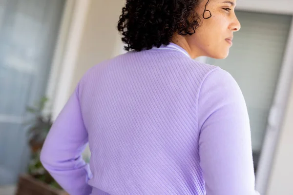 Afro Amerikaanse Vrouw Draagt Paarse Sweater Met Kopieerruimte Mode Design — Stockfoto