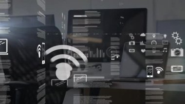 Ofis masasında bilgisayar ve dizüstü bilgisayara karşı veri işleme ve ışık noktası olan ekranların animasyonu. Bilgisayar arayüzü ve iş veri teknolojisi kavramı