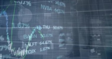 Sokaklarda yürüyen insanların hızlandırılmış grafikleri ve alım satım tahtalarının canlandırılması. Dijital bileşik, çoklu pozlama, rapor, iş dünyası, borsa, yatırım ve teknoloji kavramı.