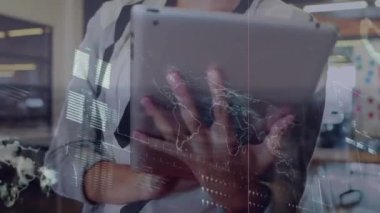 Harita animasyonu, yükleme çubukları, dünya ve soyut kalıplar dijital tablet kullanan melez kadınlar üzerinde. Dijital bileşik, çoklu pozlama, küreselleşme, ilerleme, iş ve teknoloji kavramı.