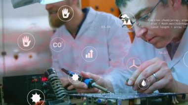 Beyaz erkek mühendisin elektrik devresi lehimlemesi üzerine veri işleme ve simgelerin animasyonu. Elektronik tamir ve teknoloji konsepti