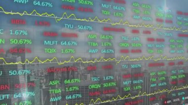 Bulutlu gökyüzüne karşı modern şehir manzarası üzerinde mercek parlayan ticaret tahtasının animasyonu. Dijital bileşik, çoklu pozlama, borsa, iş, mimari, binalar ve teknoloji konsepti.