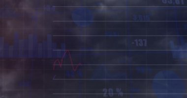 Gökyüzünde bulutlarla işlenen finansal verilerin animasyonu. Küresel finansman, iş ve dijital arayüz kavramı dijital olarak oluşturulmuş video.