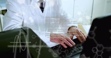 Bilgisayar dili animasyonu, altıgen ve semboller beyaz bilim adamının bilgisayar üzerinde çalışması. Dijital bileşik, çoklu pozlama, kodlama, araştırma, deney, tıbbi ve teknoloji.