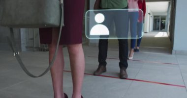 Yüz maskeleri kuyruğunda bekleyen çeşitli iş adamları üzerinde ikonlar ve veri işleme animasyonları. Küresel covid 19 salgın, bulut hesaplama ve veri işleme kavramı dijital olarak oluşturulmuş video.