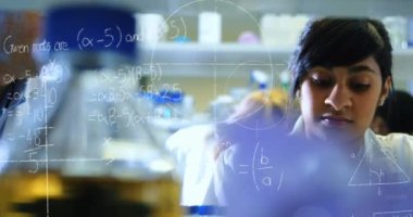 Melez kadın bilim adamı üzerinden bilimsel veri işleme animasyonu. Bilim, araştırma, hesaplama ve veri işleme kavramı dijital olarak oluşturulmuş video.