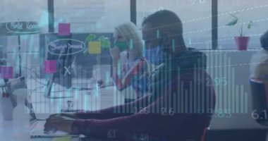 Ofiste maske takan çeşitli iş adamları üzerinde veri işleme animasyonu. Küresel iş ve dijital arayüz kavramı dijital olarak oluşturulmuş video.