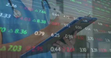 Steteskoplu beyaz erkek doktor üzerinde finansal veri işleme animasyonu. Küresel tıp, işletme, finans, hesaplama ve veri işleme kavramı dijital olarak oluşturulmuş video.