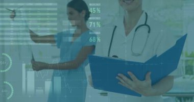 Kafkas kıdemli kadın doktorların hastanede gülümseyen raporlarıyla ilgili veri işleme animasyonu. Tıbbi sağlık ve iş verileri teknolojisi kavramı