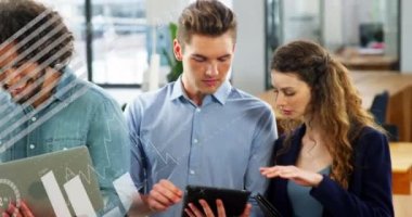 Ofisteki çeşitli meslektaşlar üzerinde elektronik cihazlar kullanarak istatistiksel veri işleme animasyonu. Bilgisayar arayüzü ve iş veri teknolojisi kavramı