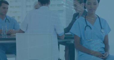 Afro-Amerikan sağlık çalışanlarının hastanede gülümsemesi üzerine borsa veri işleme animasyonu. Küresel ekonomi ve tıbbi sağlık teknolojisi kavramı