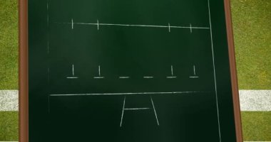 Yeşil çimlere karşı siyah karatahta üzerinde futbol oyunu stratejisinin animasyonu. Spor turnuvası ve yarışma konsepti
