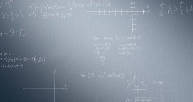 Matematiksel formüllerin animasyonu ve gri arkaplan üzerinde veri işleme. Küresel bilim, bilgisayar ve veri işleme kavramı dijital olarak oluşturulmuş video.