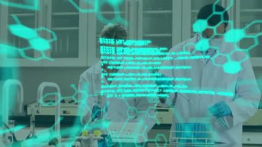 Laboratuvarda çalışan çeşitli erkek ve kadın bilim adamları üzerinde tıbbi veri işleme animasyonu. Tıbbi araştırma ve bilim teknolojisi kavramı