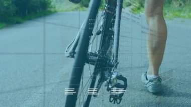 Kafkas kadın bisikletçinin yolda bisiklete binen düşük kesiminde veri işleme animasyonu. Spor ve spor teknolojisi kavramı