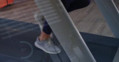 Ağ kulelerine karşı koşu bandında koşan kadınların düşük kesiminde veri işleme animasyonu. Spor fitness ve iş veri teknolojisi kavramı